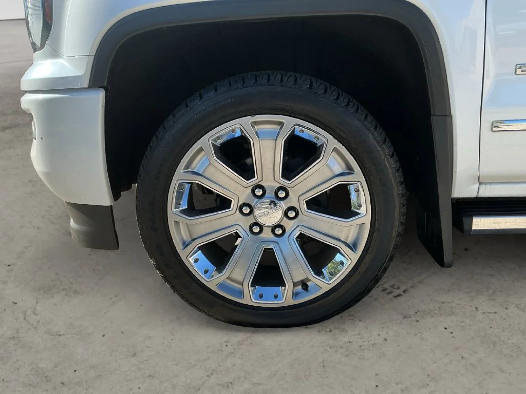 Used 2017 WHITE FROST TRICOAT GMC Denali image 13