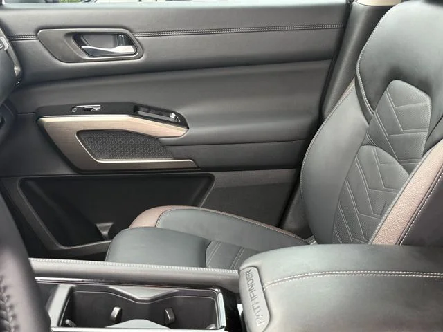 Used 2025 Gray Nissan Platinum image 13