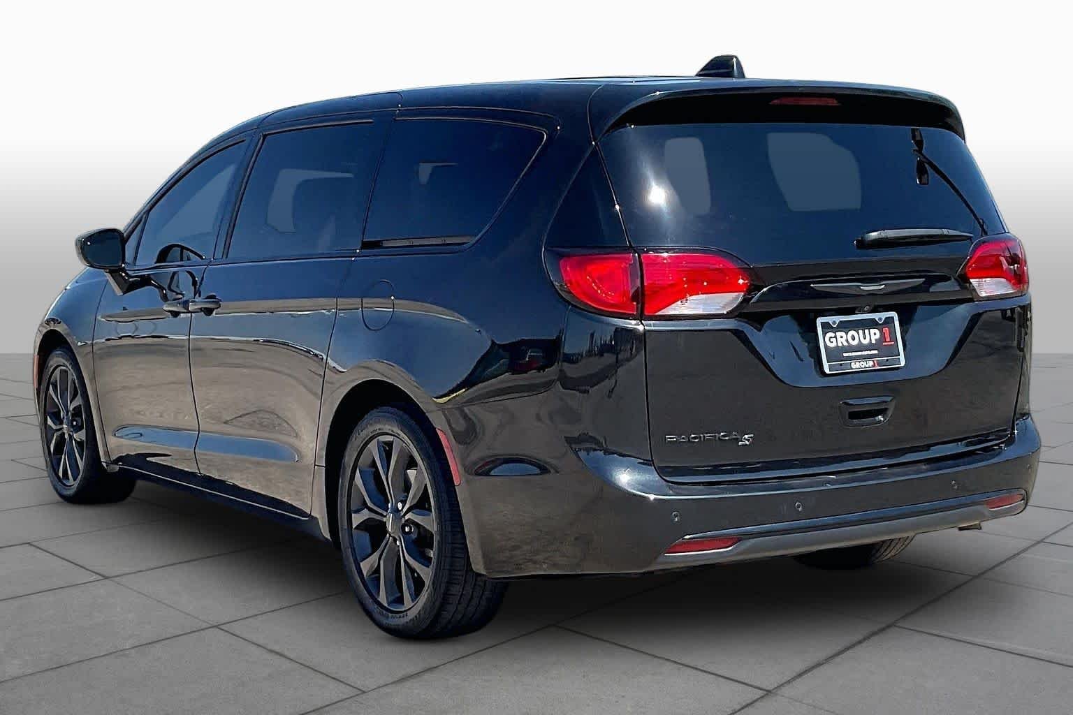 Used 2018 Brilliant Black Crystal Pearlcoat Chrysler Touring Plus image 11