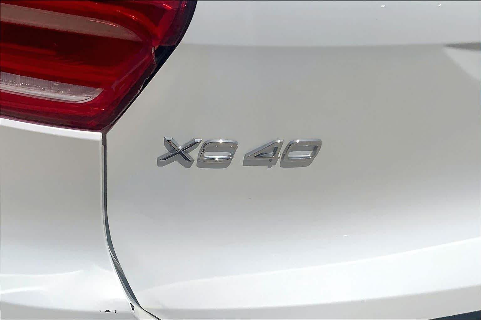 Used 2022 Crystal White Metallic Volvo Momentum image 30