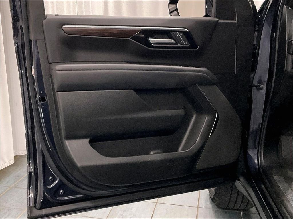 Used 2025 Gray Chevrolet Z71 image 9