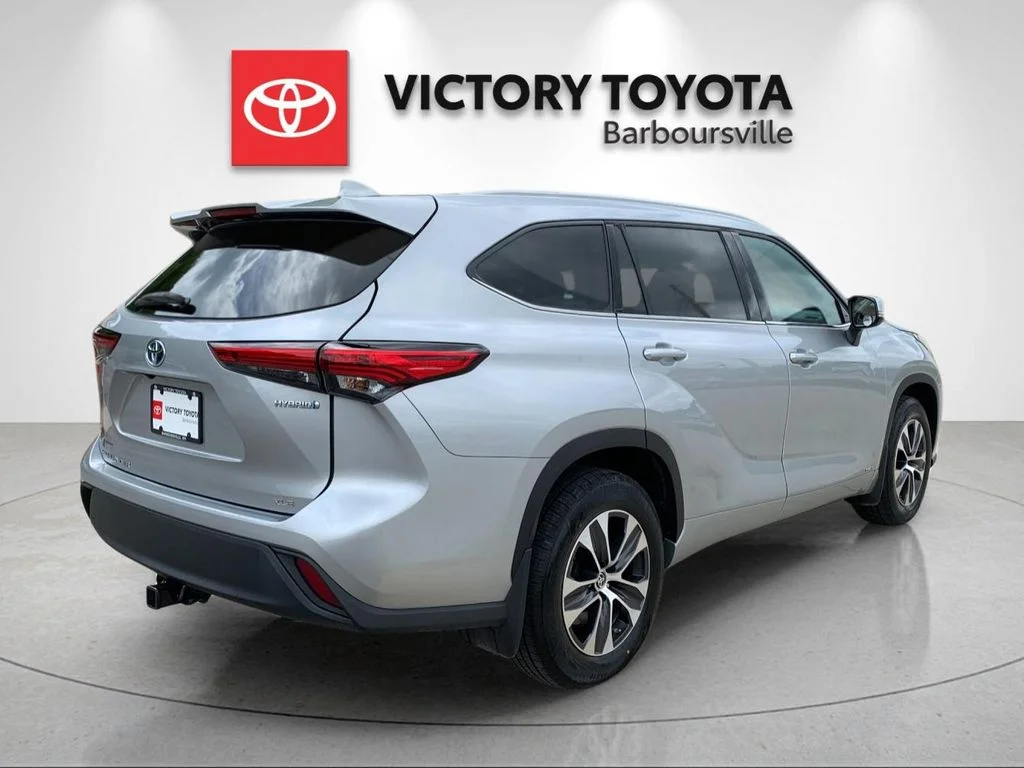 Used 2022 Silver Toyota XLE image 7