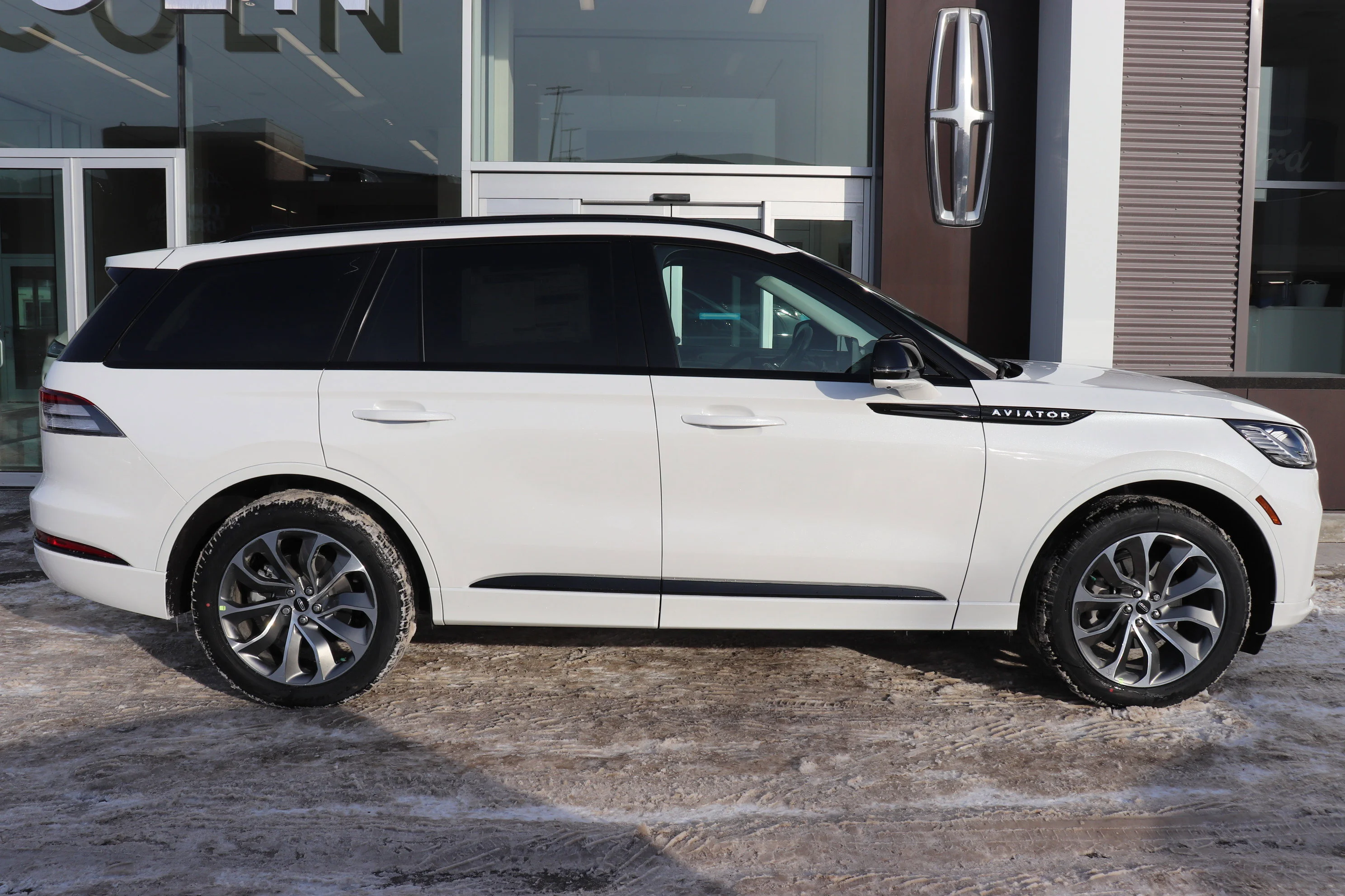 New 2026 PRISTINE WHITE MET 3C Lincoln Premiere image 3