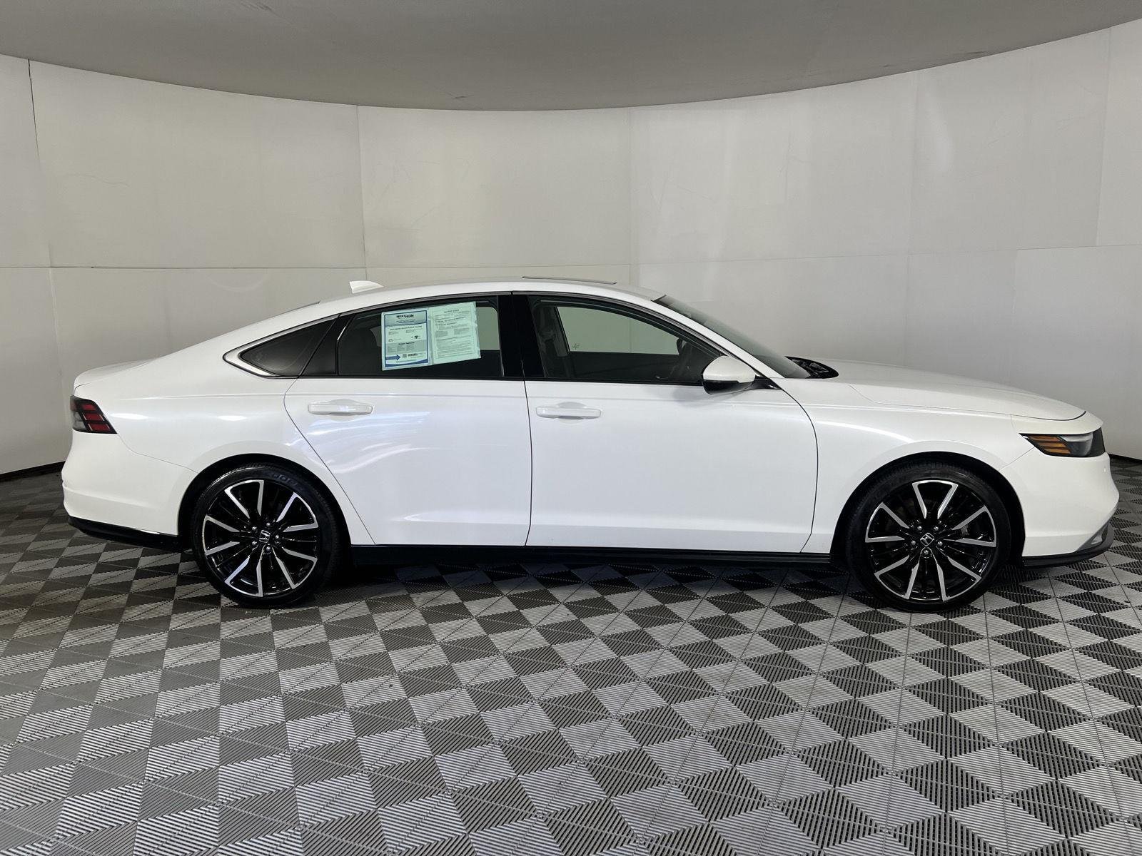 Used 2023 Platinum White Pearl Honda Touring image 26