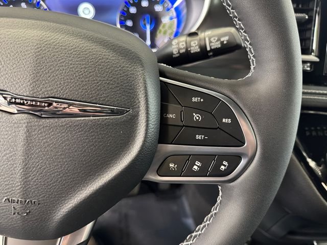 New 2026 Bright White Clear-Coat Exterior Paint Chrysler Select image 19