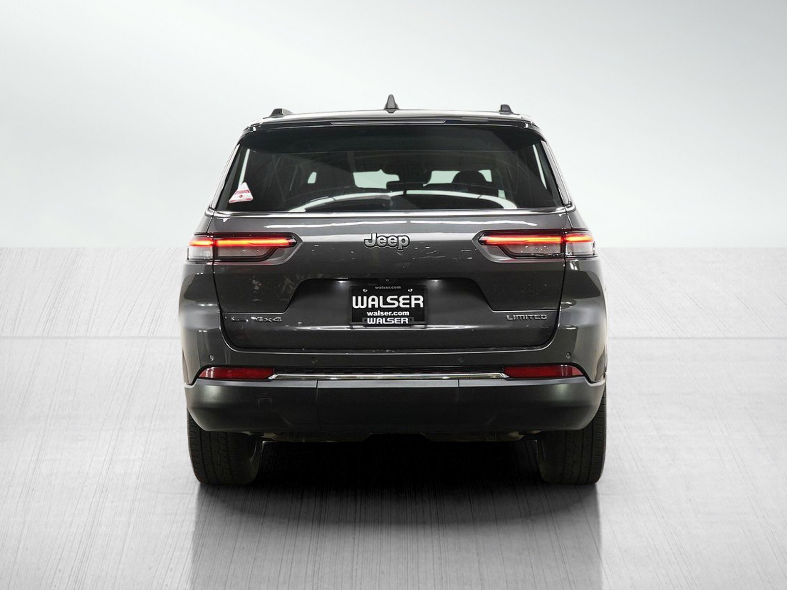 Used 2022  Jeep Limited image 4