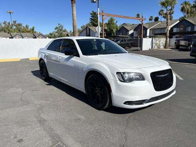 2019 Chrysler 300 Touring's photo