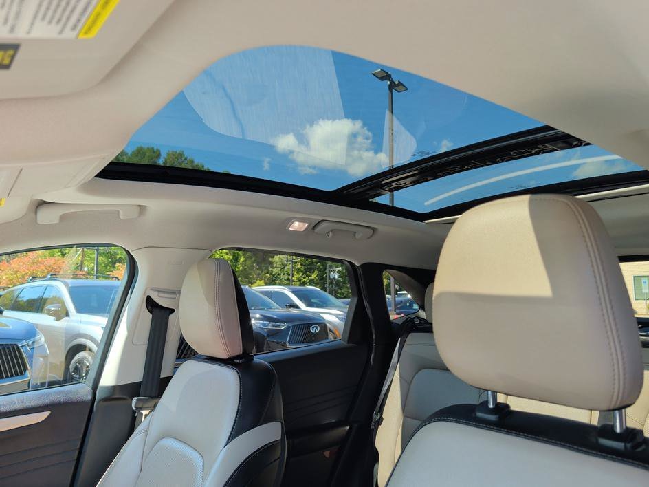 Used 2022 Oxford White Ford SEL image 27