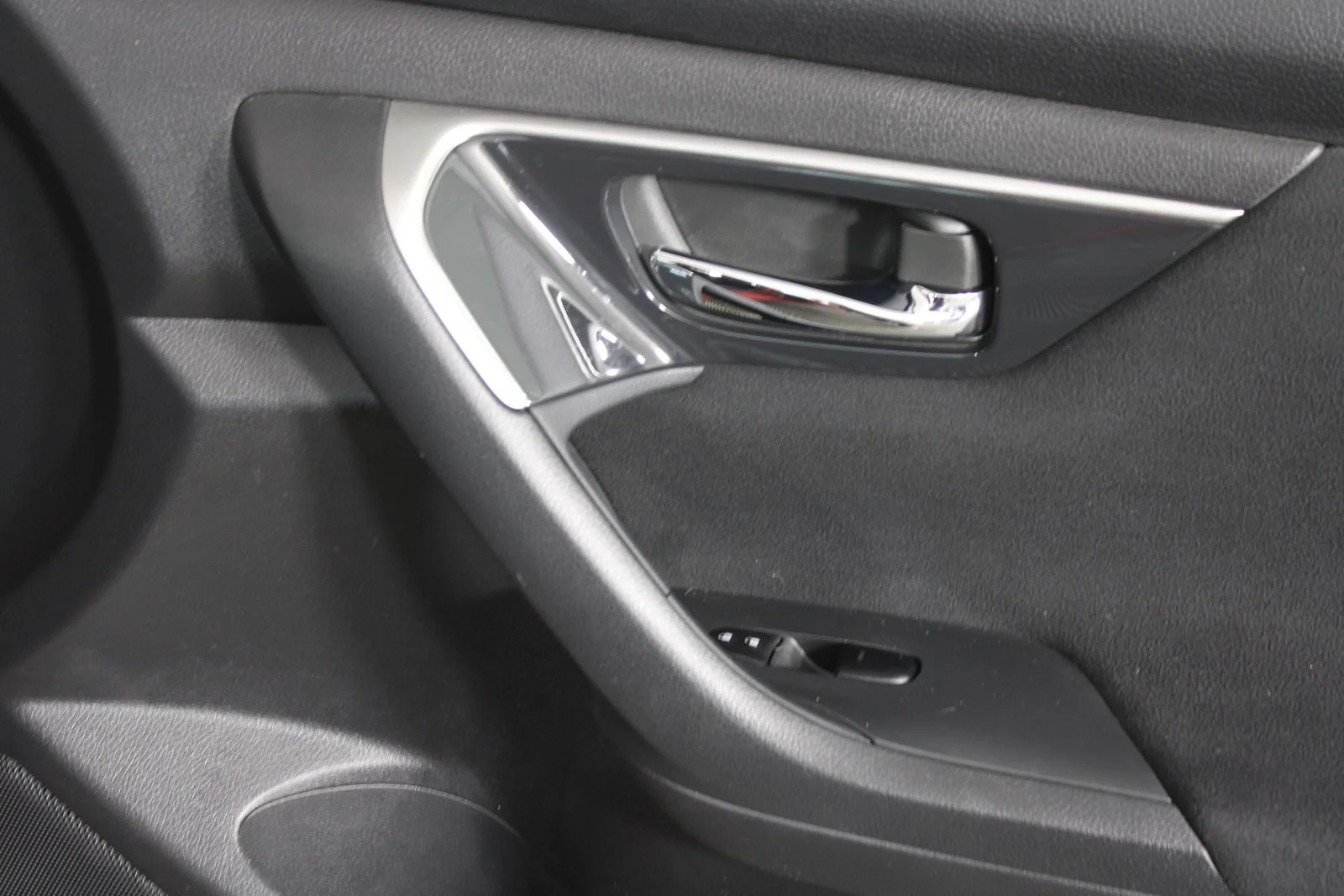 Used 2014 Red Nissan 2.5 S image 19