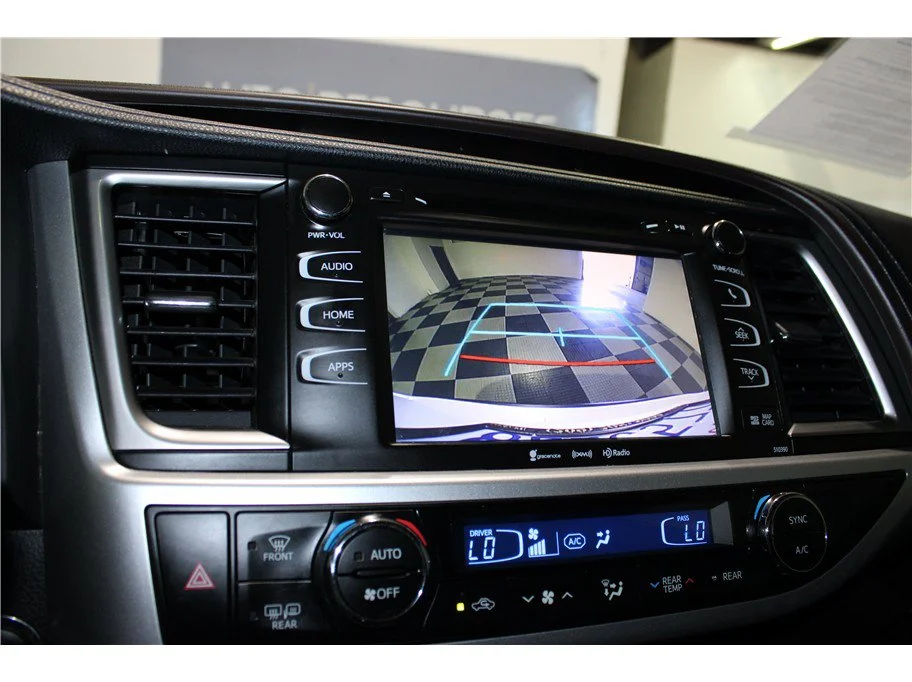 Used 2019 White Toyota XLE Sport Utility 4D image 28