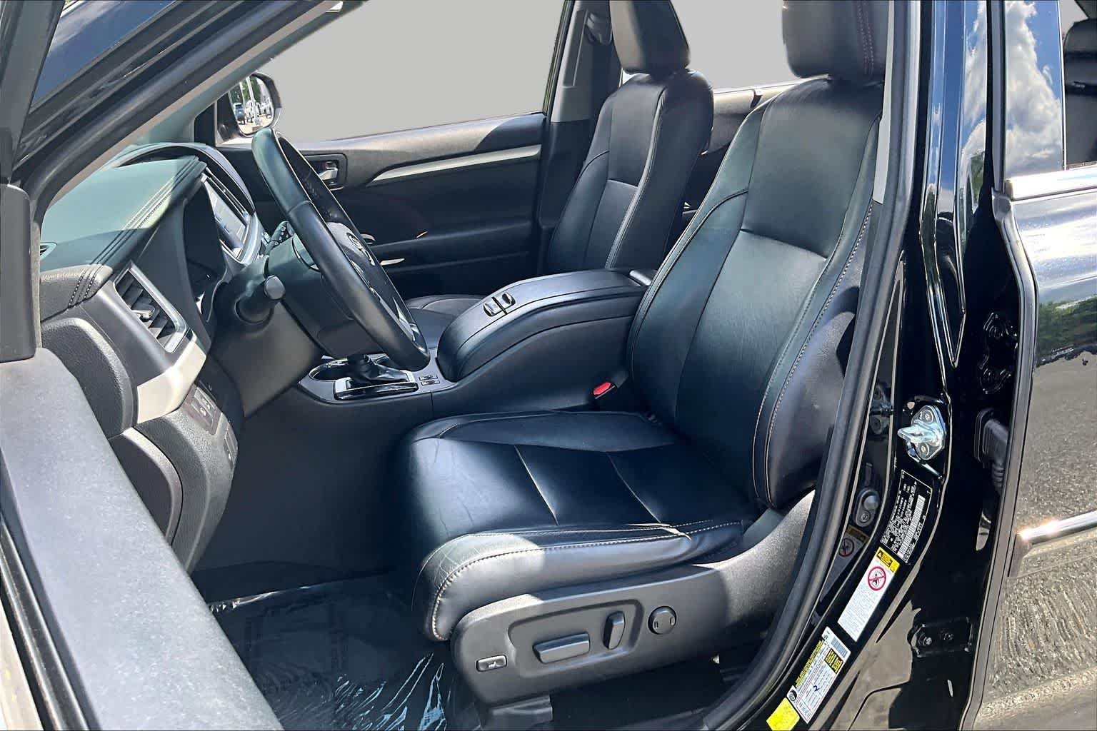 Used 2018 Midnight Black Metallic Toyota XLE image 8
