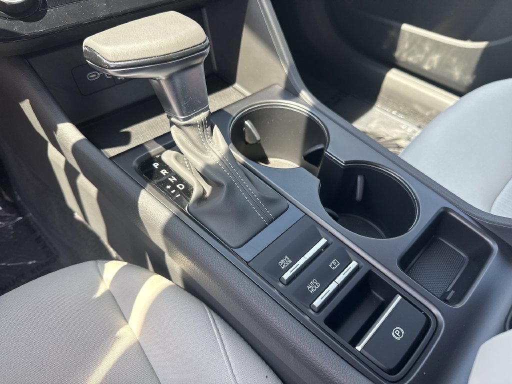 Used 2025 White Hyundai SE image 19