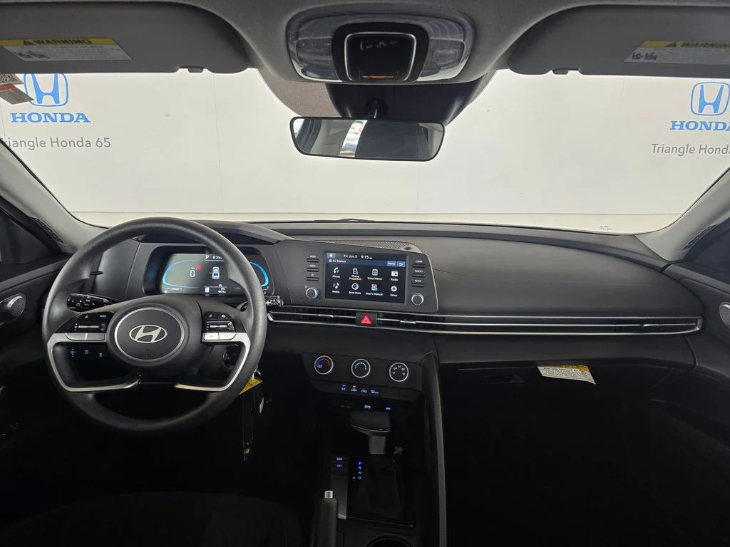 Used 2025  Hyundai SE image 7