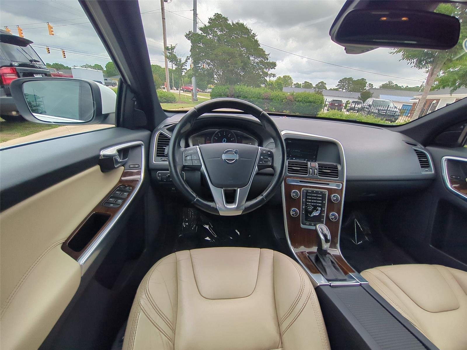 Used 2015  VOLVO  image 24