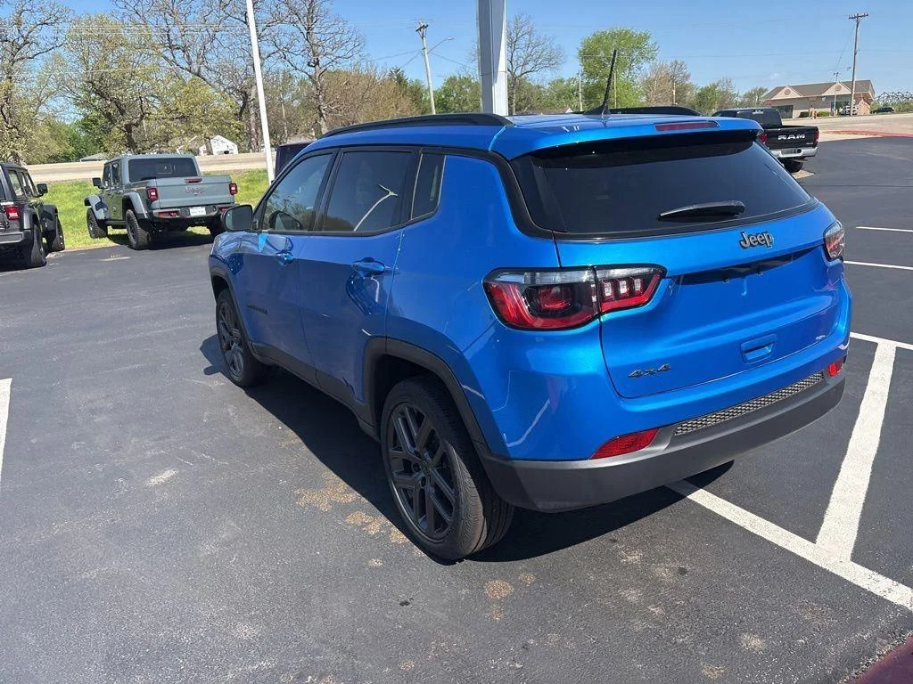 New 2026 Hydro Blue Pearlcoat Jeep Latitude Altitude image 8