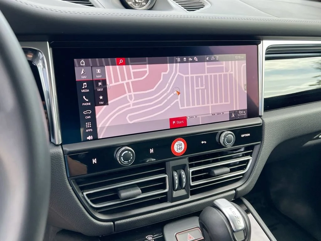 2026 Porsche Macan T - Photo 17