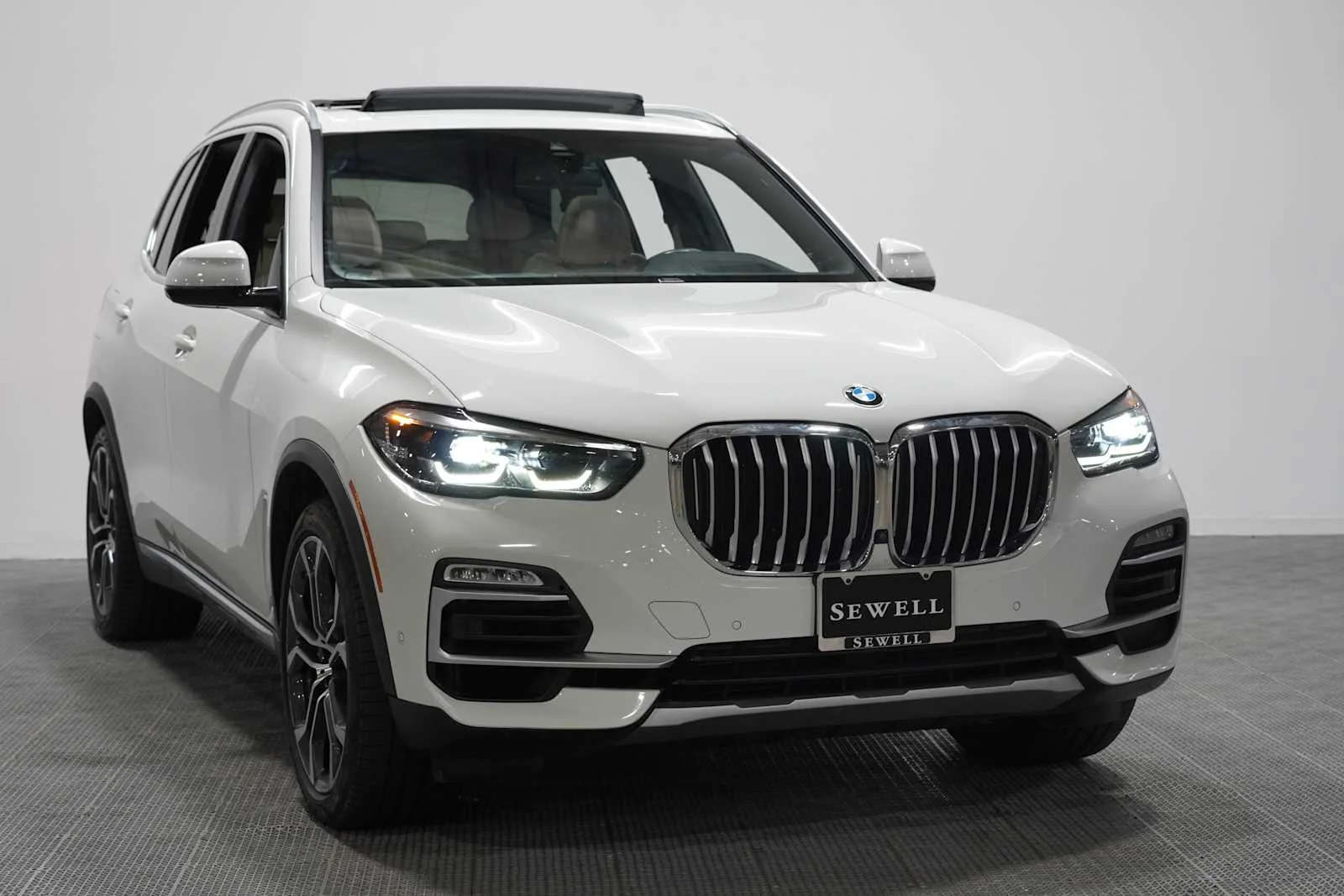 Used 2021 Alpine White BMW sDrive40i image 3