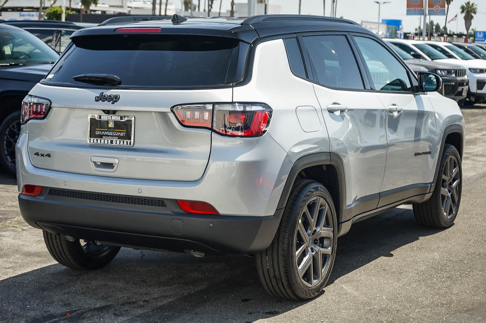 New 2026 Silver Zynith Metallic Clear-Coat Exterior Paint Jeep Limited Altitude image 4