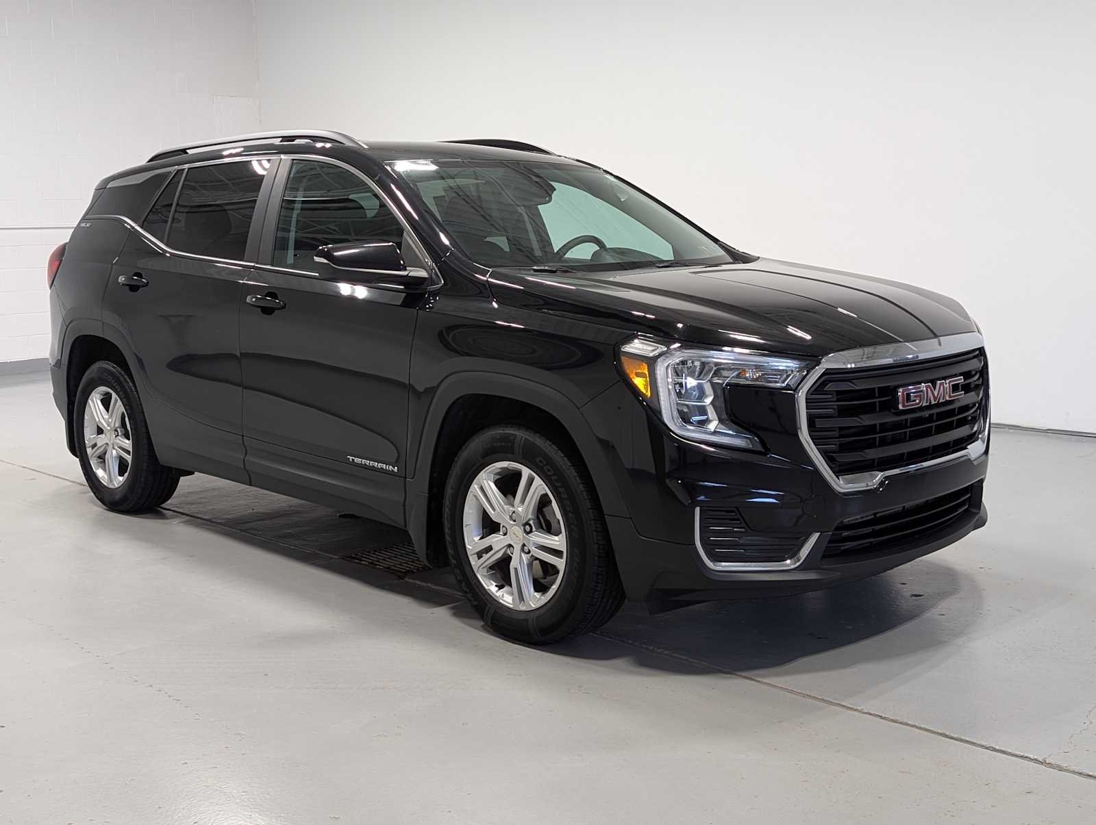 Used 2022 Ebony Twilight Metallic GMC SLE image 6
