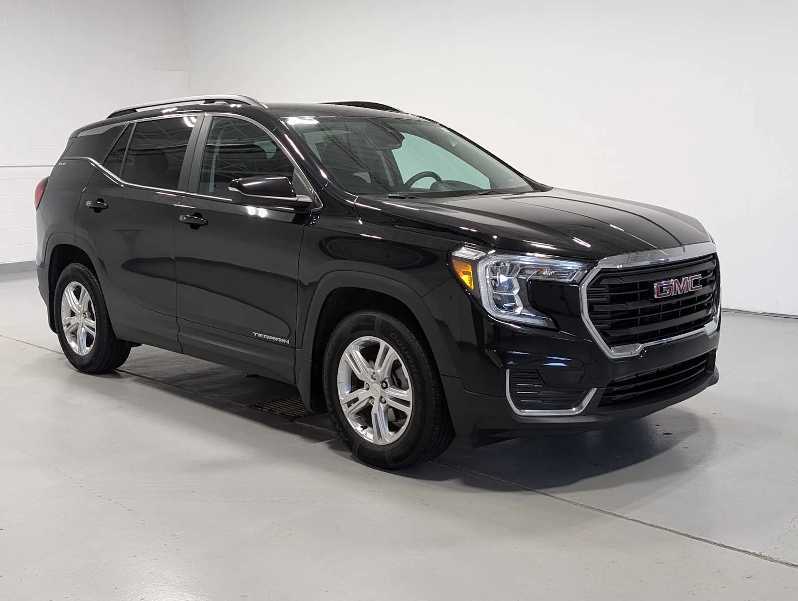 Used 2022 Ebony Twilight Metallic GMC SLE image 6
