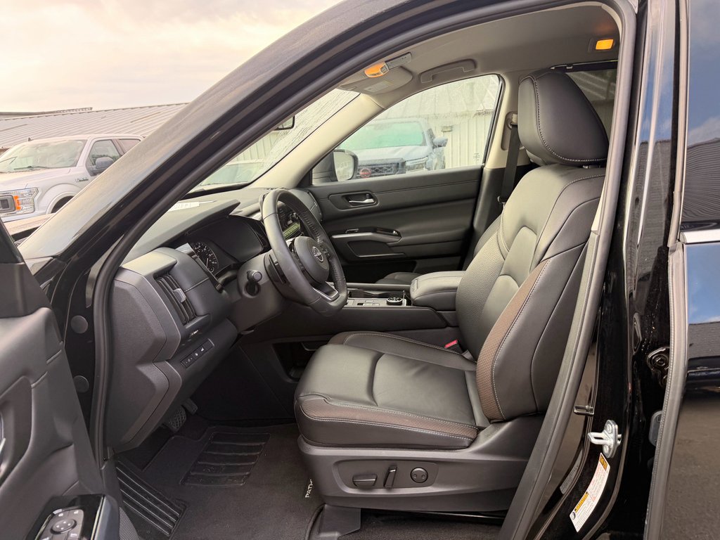 Used 2025 Super Black Nissan SL image 6