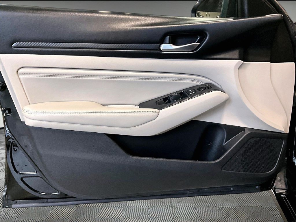 Used 2020 Black Nissan 2.5 S image 9