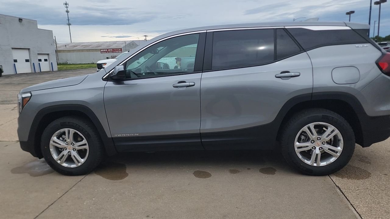 Used 2024 Sterling Metallic GMC SLE image 8