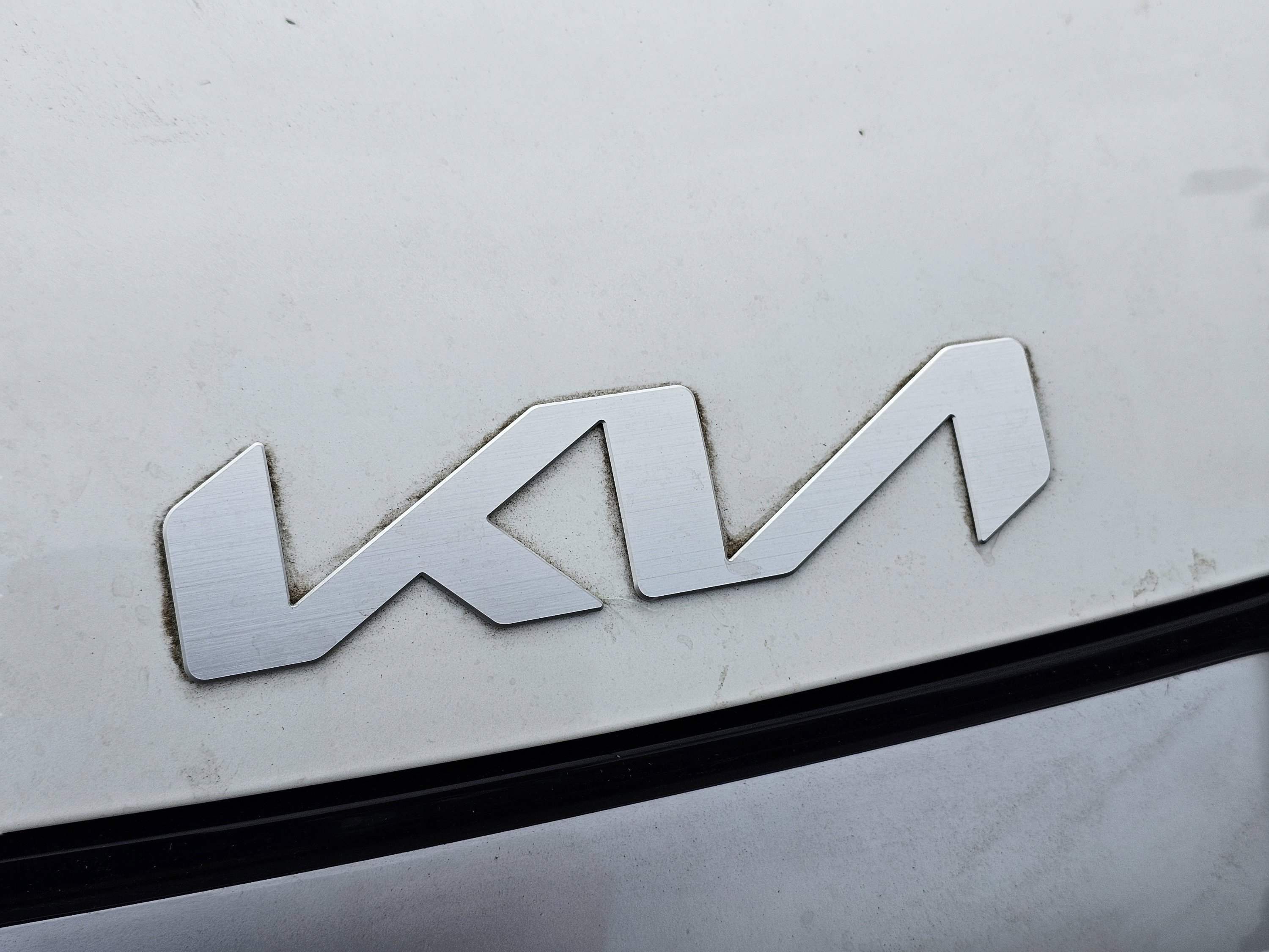 Used 2025 Snow White Pearl Kia EX image 3