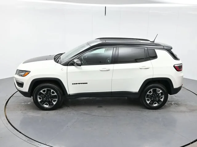 Used 2018 White Clearcoat Jeep Trailhawk image 34
