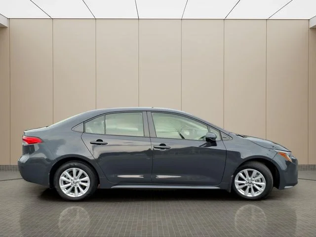 Used 2023  Toyota LE image 7