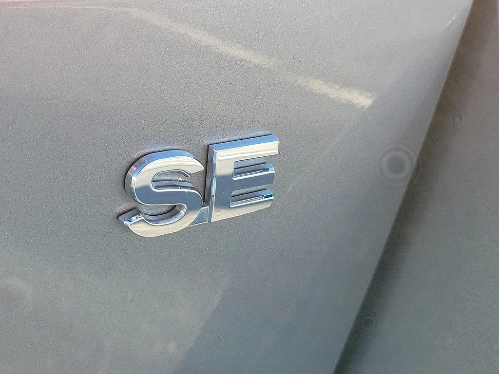 Used 2025 Mercury Gray Metallic Mitsubishi SE image 8