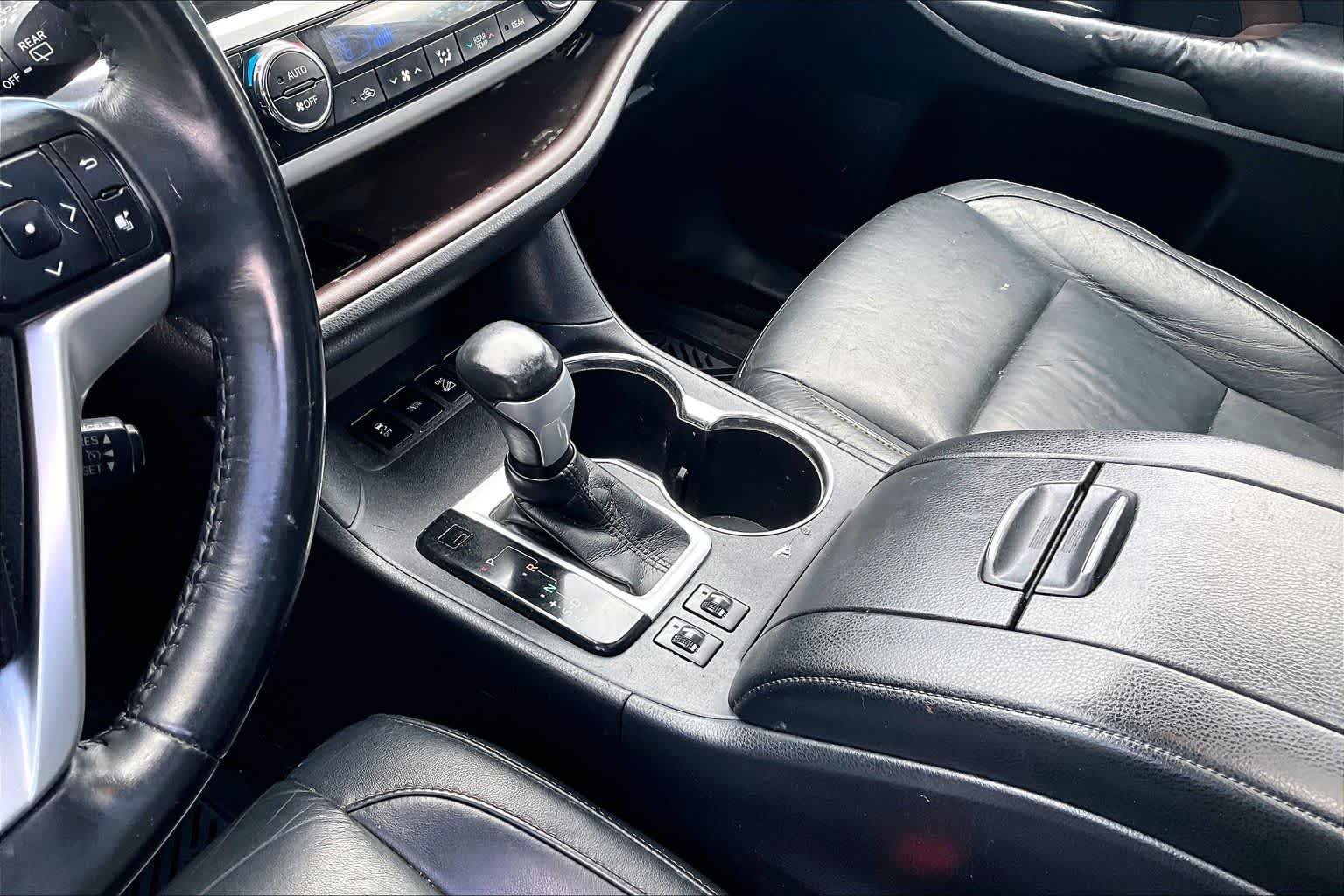 Used 2015 Silver Sky Metallic Toyota XLE image 17