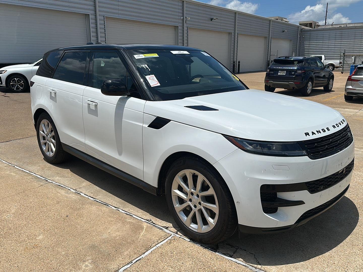 Used 2025 Fuji White Land Rover SE image 2