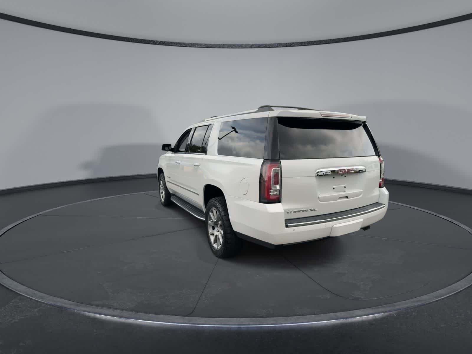 Used 2019 White Frost Tricoat GMC Denali image 6
