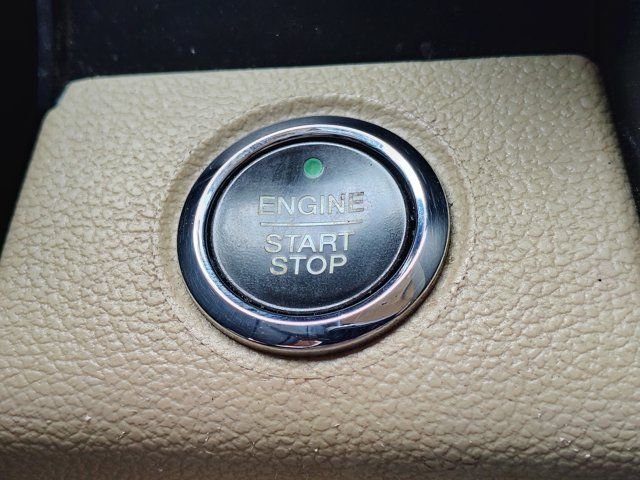 Used 2015 White Ford Lariat image 29