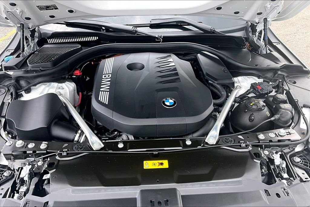 Used 2026 White BMW 550e xDrive image 28