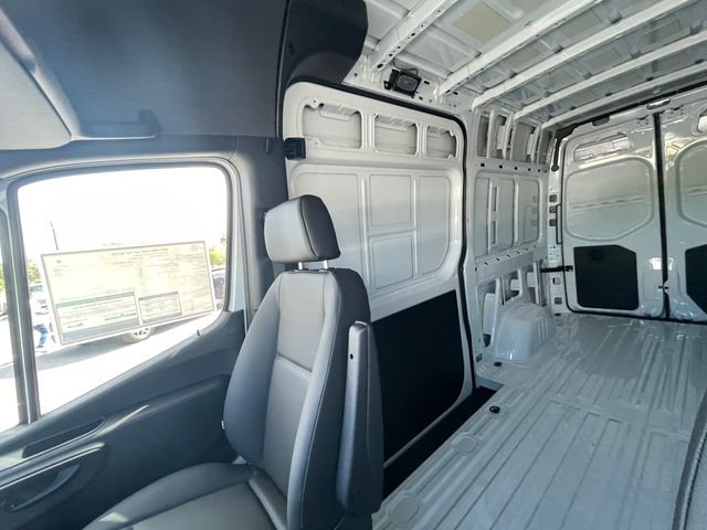 New 2025 Arctic+White Mercedes-Benz Cargo 144 WB image 34
