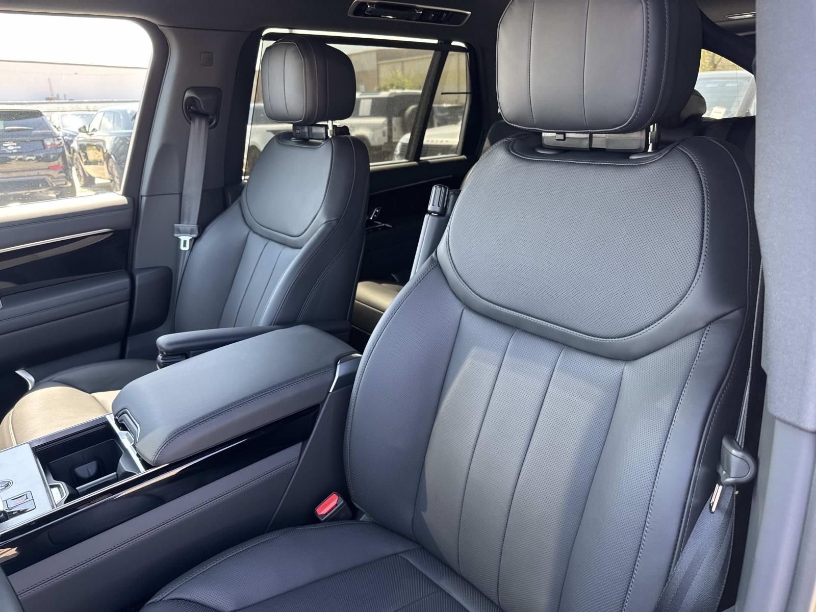 New 2026 Santorini Black LAND ROVER SE 7 Seats image 10
