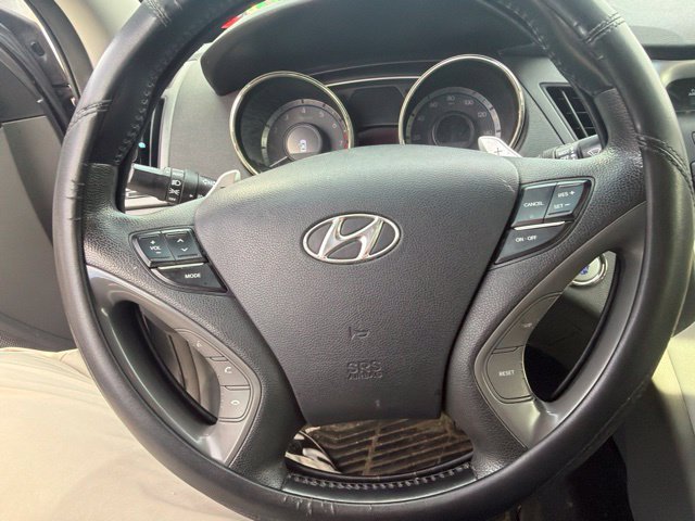 Used 2013 Gray Hyundai SE image 6