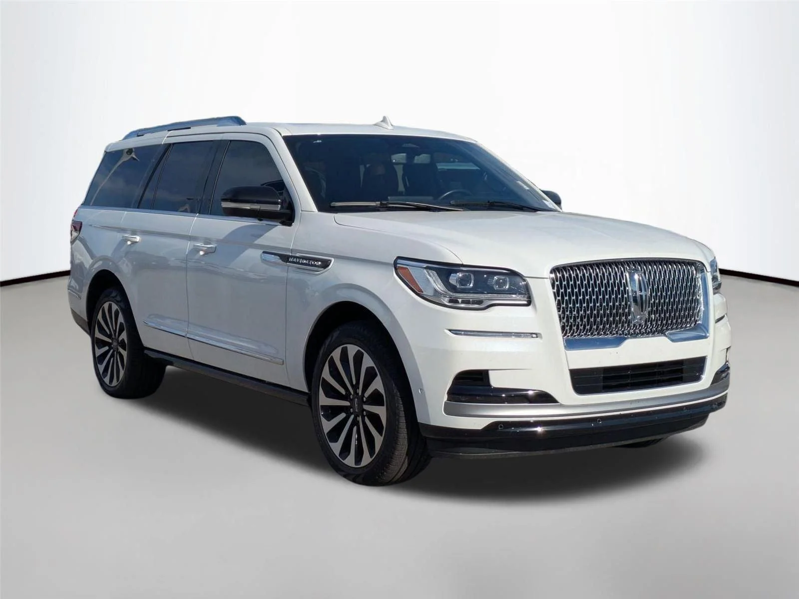 Used 2024 Pristine White Metallic Tri-Coat Lincoln Reserve image 3