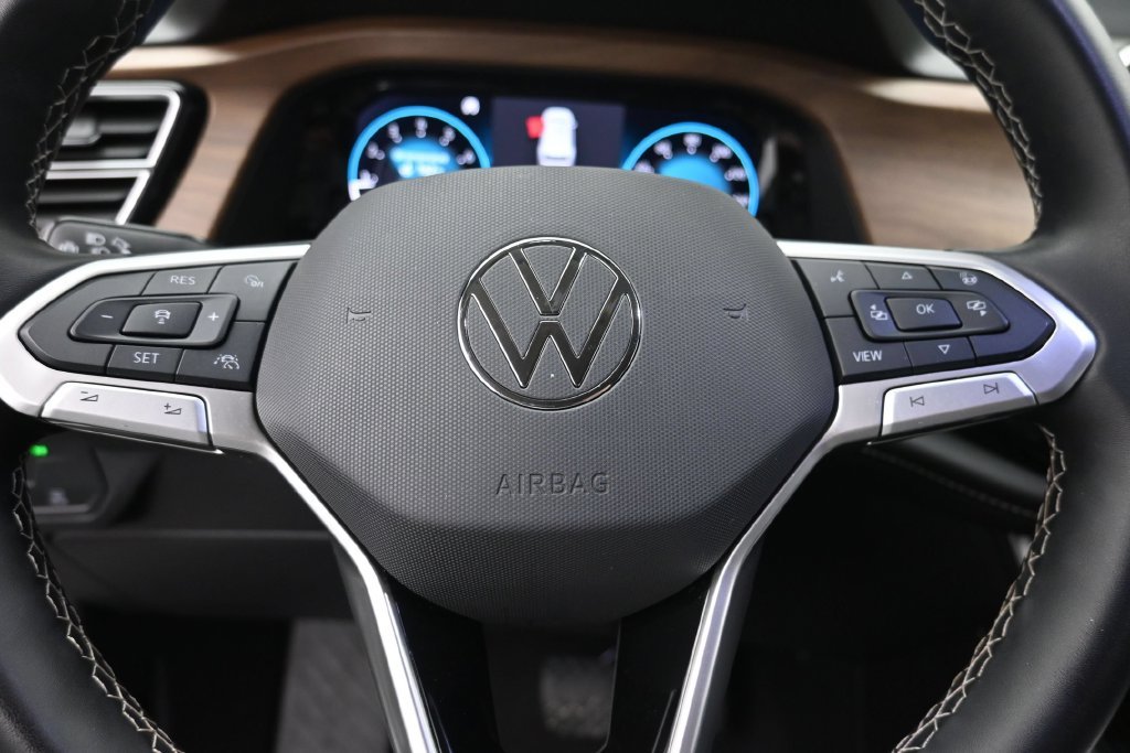 Used 2025 White Volkswagen 2.0T SE w/Technology image 19