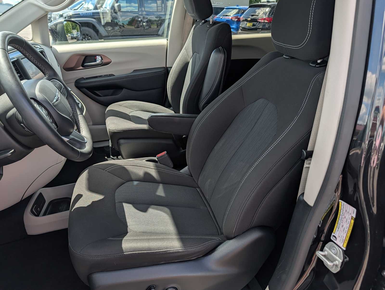 Used 2023 Brilliant Black Crystal Pearlcoat Chrysler LX image 9