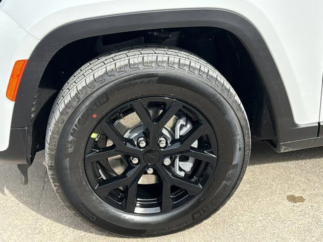 New 2026 Bright White Clear-Coat Exterior Paint Jeep Altitude image 13