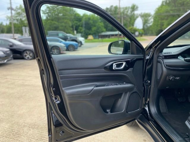 New 2026 Diamond Black Crystal Pearl-Coat Exterior Paint Jeep Latitude image 17