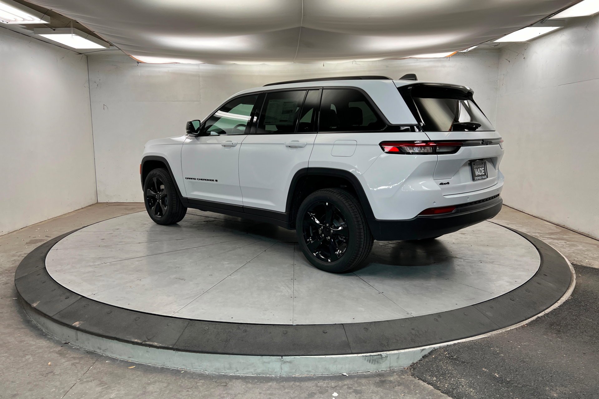 New 2026 Bright White Clear-Coat Exterior Paint Jeep Limited image 3