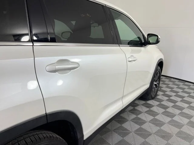 Used 2019 White Toyota LE image 9