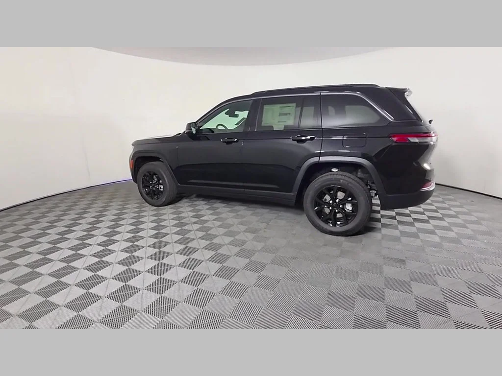 New 2026 Diamond Black Crystal Pearl-Coat Exterior Paint Jeep Laredo Altitude image 35