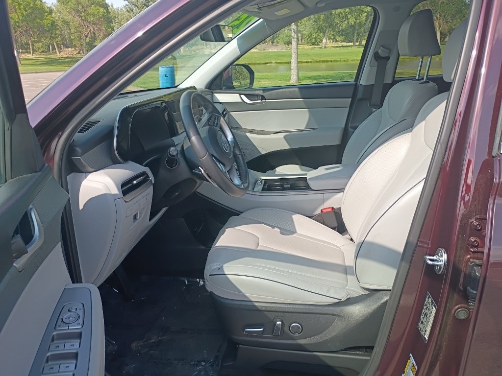 Used 2025  Hyundai SEL image 19