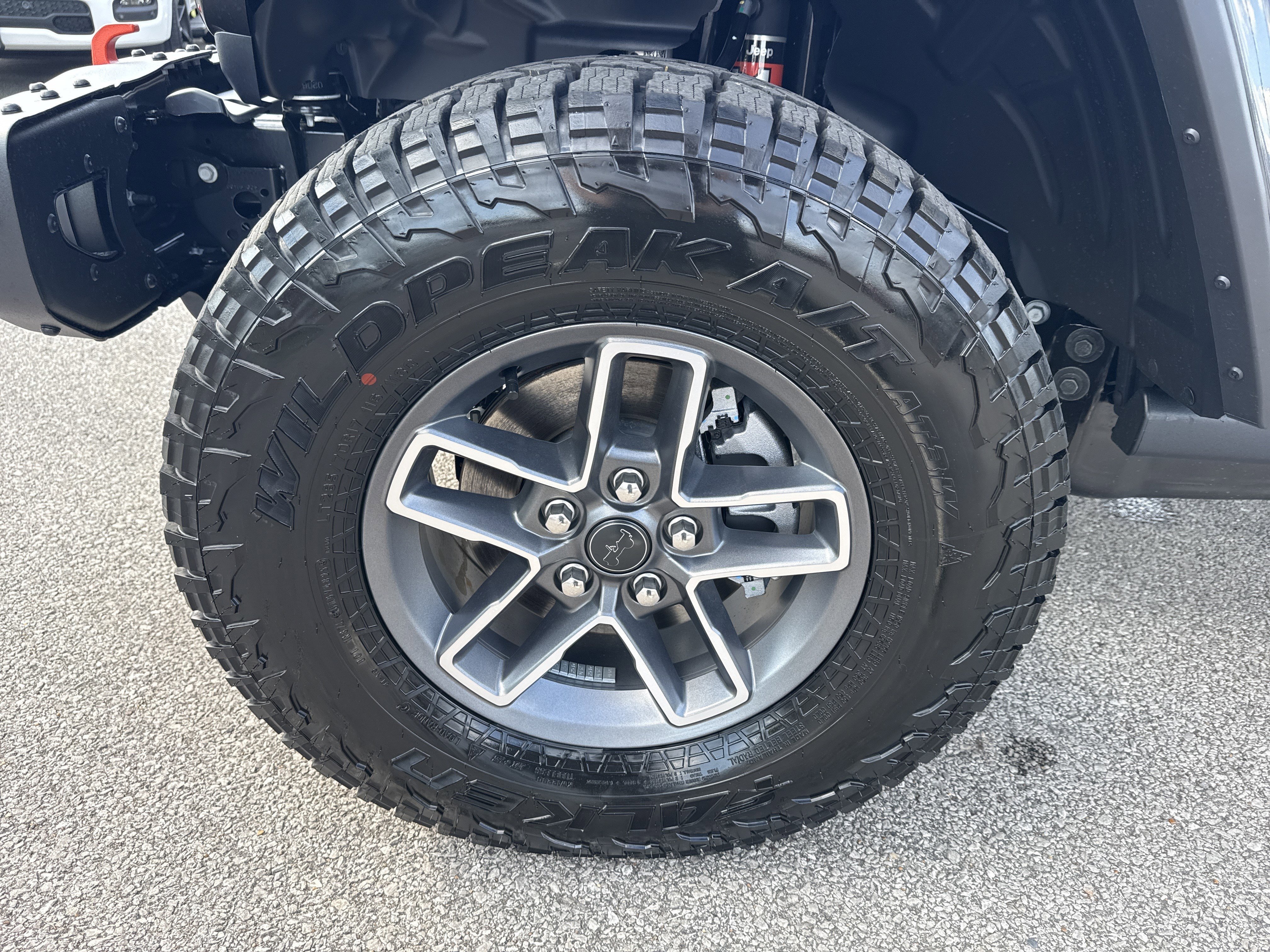 New 2026 Granite Crystal Metallic Clear-Coat Exterior Paint Jeep Mojave X image 12