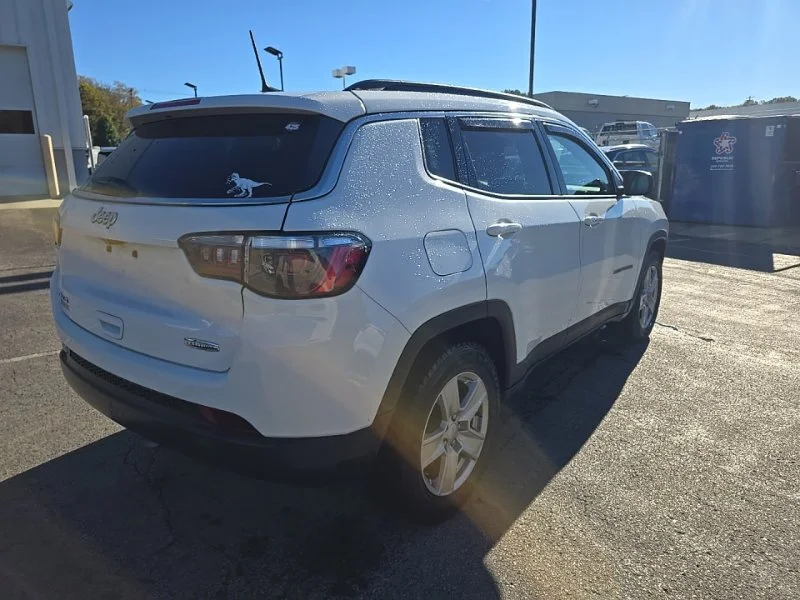 Used 2022 White Jeep Latitude image 8